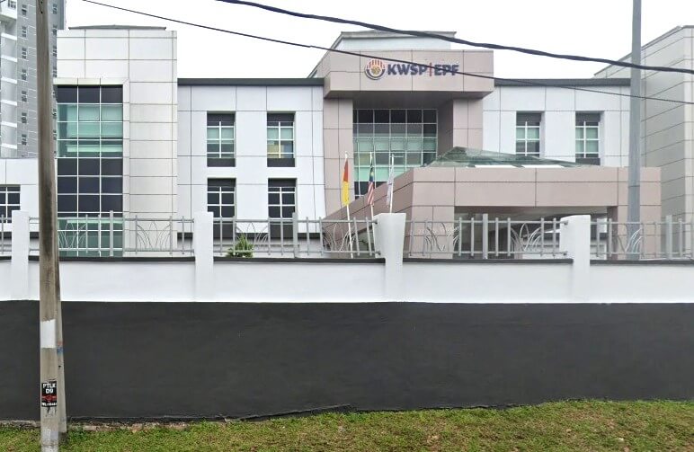 Bahagian luar pejabat KWSP Seremban, bangunan moden bertingkat dengan panel berwarna krem ​​dan putih serta logo KWSP/EPF yang menonjol pada bahagian atas muka bangunan