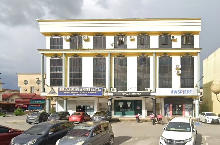 Sebuah bangunan komersial bertingkat berwarna kuning dan putih di Sri Aman, Malaysia. Tingkat bawah menempatkan Lembaga Hasil Dalam Negeri Malaysia, sebuah restoran bernama "That's Chicken", dan pejabat EPF/KWSP (Employees Provident Fund)