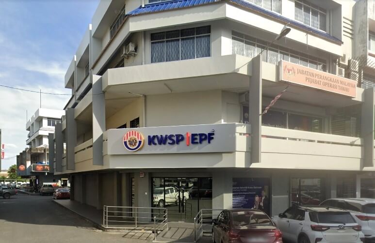 Bahagian luar bangunan bertingkat yang merupakan pejabat KWSP Tawau di Tawau, Sabah, Malaysia, dengan papan tanda berwarna biru menyerlah KWSP (EPF). Bangunan di sebelahnya menempatkan Jabatan Perangkaan Malaysia Pejabat Operasi Tawau