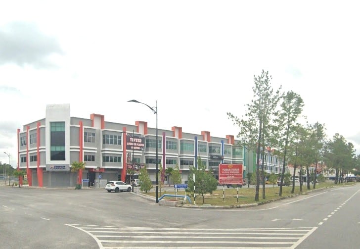 Gambar luaran lebar Pejabat KWSP Temerloh yang terletak di dalam kompleks komersial moden tiga tingkat dengan hiasan kelabu, merah dan putih, terletak di sudut kawasan Damai Court