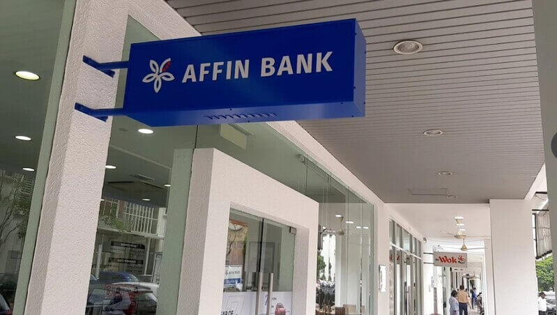 Papan tanda cawangan Affin Bank Cawangan Ara Damansara berwarna biru dengan logo putih di luar premis kedai Ara Damansara.