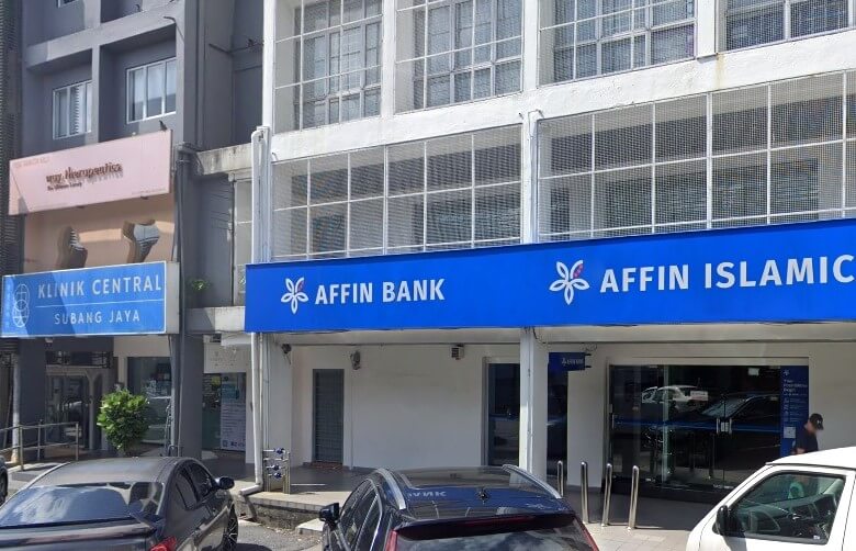 Pandangan luar Affin Bank dan cawangan Affin Islamic di Subang Jaya, Malaysia, dengan papan tanda biru dan putih serta klinik kelihatan di sebelah kiri