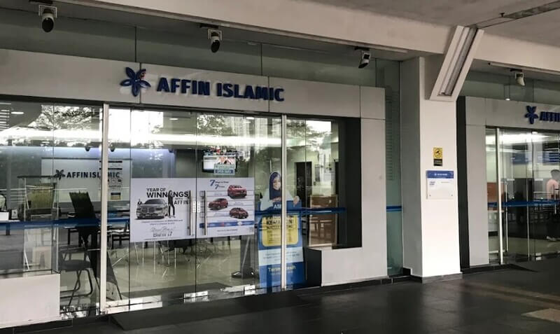 Bahagian hadapan cawangan bank Affin Islamic yang menampilkan papan tanda logo bank di atas pintu kaca. Pintu kaca utama dilekatkan dengan pelbagai poster promosi, manakala bahagian dalam premis perbankan kelihatan menerusi cermin lut sinar.