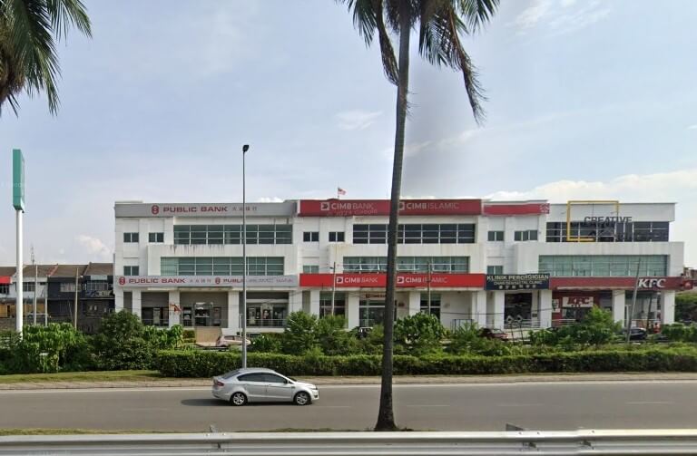 Bangunan komersial tiga tingkat di sepanjang jalan besar. Bangunan ini menempatkan beberapa perniagaan, termasuk Public Bank (di sebelah kiri), CIMB Bank & CIMB Islamic (di tengah), KFC (di hujung kanan tingkat bawah), dan perniagaan yang dipanggil "CREATIVE" (di hujung kanan tingkat dua)