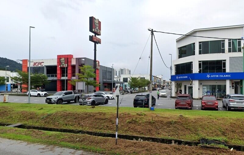 Pemandangan jalan di Bandar Meru Raya yang menampilkan Affin Bank dan cawangan Affin Islamic di bangunan sudut putih, terletak di seberang restoran KFC yang besar dengan penjenamaan merah khasnya dan papan tanda tinggi