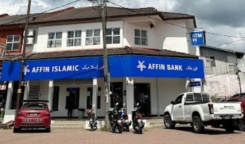 Pandangan luar Affin Bank dan cawangan Affin Islamic di Jeli, menampilkan papan tanda biru yang menonjol dan akses ATM 24 jam