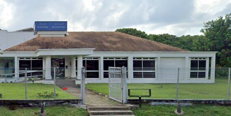 Pandangan luar AFFIN Bank dan cawangan AFFIN Islamic di Jengka, menampilkan bangunan setingkat putih dengan bumbung jubin coklat dan pintu masuk berpagar