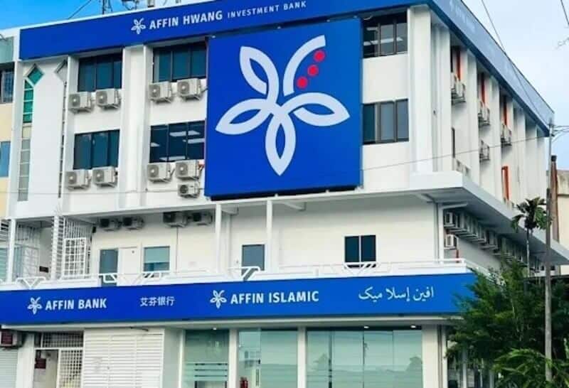Pandangan luar cawangan Affin Bank bertingkat berwarna putih di Kota Kinabalu, menampilkan papan tanda biru besar untuk Affin Bank, Affin Islamic dan Affin Hwang Investment Bank