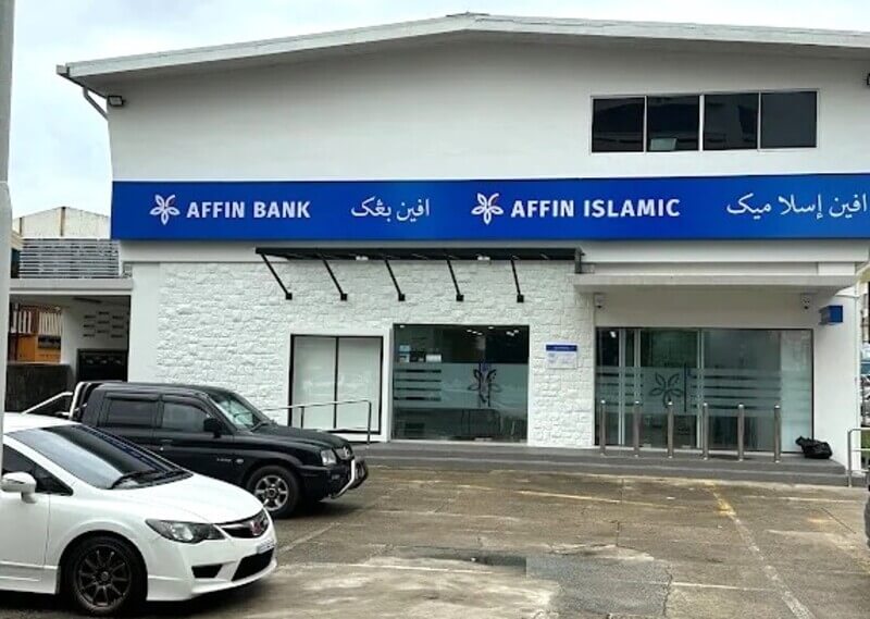 Bangunan putih dua tingkat yang memaparkan papan tanda muka kedai berwarna biru untuk Affin Bank dan Affin Islamic dengan tulisan Jawi, terletak di Kuala Terengganu