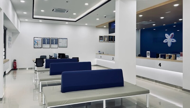 Ruang menunggu cawangan AFFIN Bank Miri Times Square yang moden dan bersih, dilengkapi bangku tempat duduk biru dan kaunter perkhidmatan pelanggan.