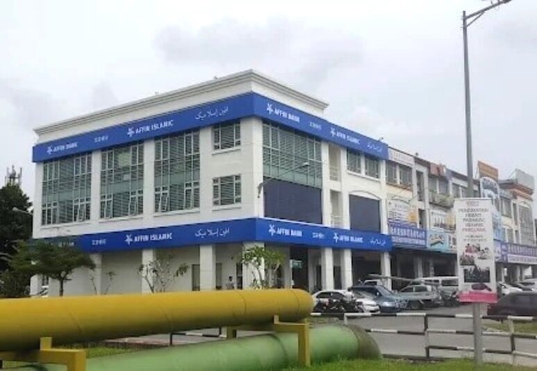 Pandangan luar cawangan AFFIN Bank Prince Commercial Centre tiga tingkat dengan papan nama AFFIN ISLAMIC dan AFFIN BANK biru terang dalam tulisan Rom dan Arab