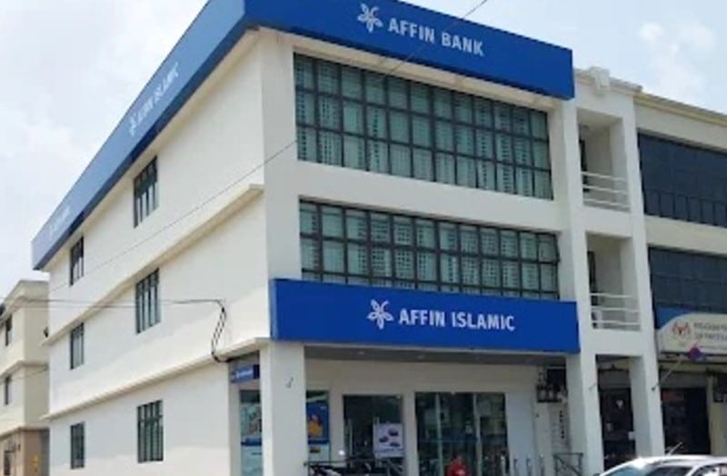 Foto bangunan moden putih tiga tingkat yang menempatkan cawangan AFFIN BANK Segamat dan AFFIN ISLAMIC Segamat