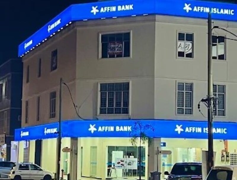 Pemandangan luar bangunan Affin Bank dan Affin Islamic cawangan tiga tingkat di Senawang pada waktu malam, menampilkan papan tanda bercahaya biru terang dan muka hadapan kaca