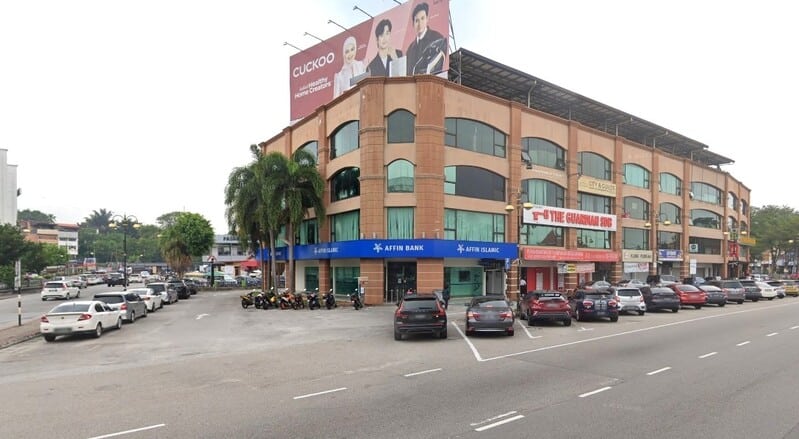 Sebuah bangunan komersial sudut di Seremban menampilkan cawangan Affin Bank di tingkat bawah dan papan iklan Cuckoo yang besar di atas bumbung