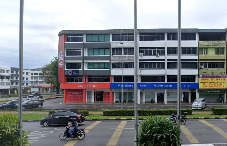 Pandangan hadapan bangunan komersial bertingkat di Sibu, Malaysia, menunjukkan cawangan AFFIN BANK dan AFFIN ISLAMIC di tingkat bawah di sebelah kanan, dan pejabat insurans GENERALI di sebelah kiri, bersebelahan dengan blok pejabat bermuka merah