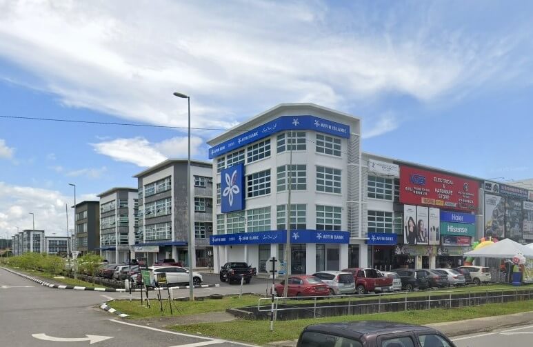 Cawangan AFFIN Bank dan AFFIN Islamic terletak di bangunan komersial moden bertingkat di Springville Commercial Centre, dengan etalase pelbagai perniagaan lain boleh dilihat di sebelah kanan