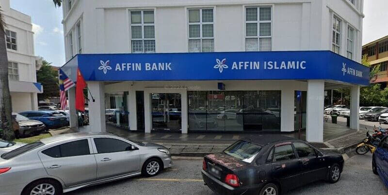 Bangunan cawangan Affin Bank Alor Setar dan Affin Islamic dua tingkat berwarna putih dengan papan tanda biru di bahagian hadapan, serta beberapa kenderaan diletakkan di luarnya