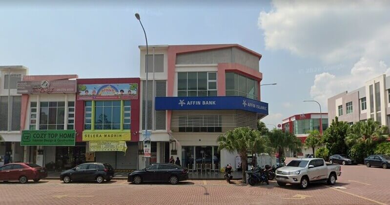 Barisan rumah kedai komersial yang menampilkan cawangan Affin Bank Sri Sendayan dan Affin Islamic, Kedai Makan Selera Waghih, serta perniagaan lain dengan tempat letak kereta di hadapan