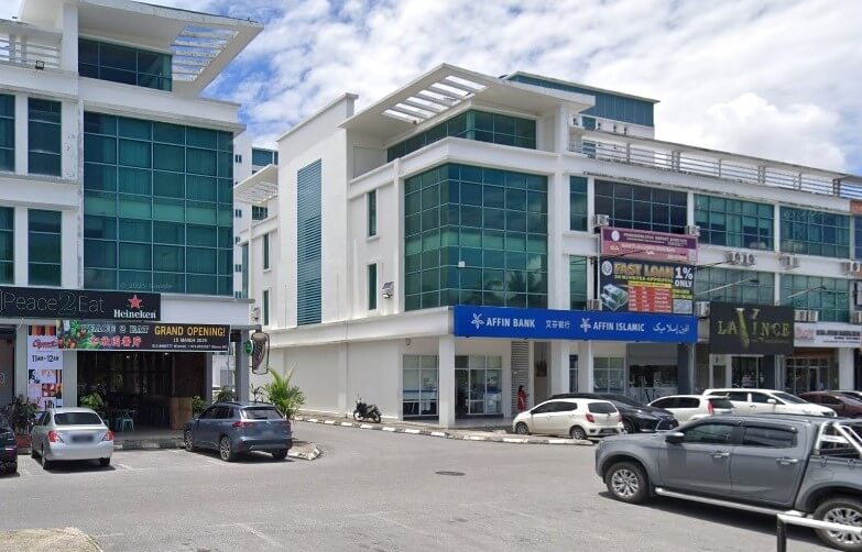 Bangunan komersial berlantai putih moden dengan tingkap kaca teal. Tingkat bawah mempunyai papan tanda biru yang menarik dengan tulisan "AFFIN BANK" dan "AFFIN ISLAMIC"