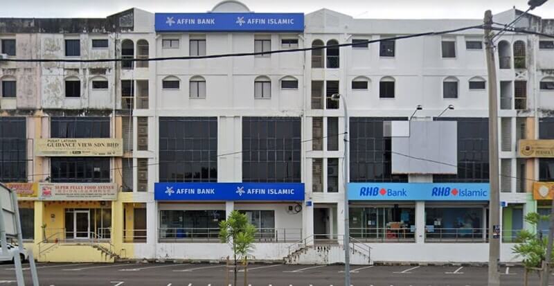 Pandangan hadapan bangunan rumah kedai berbilang tingkat yang menempatkan cawangan AFFIN Bank Bukit Baru, AFFIN Islamic, RHB Bank, dan RHB Islamic