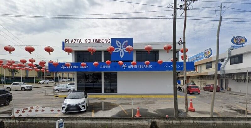 Cawangan Affin Bank Inanam dan Affin Islamic dua tingkat di Plazza Kolombong dengan hiasan tanglong merah di bahagian luar.