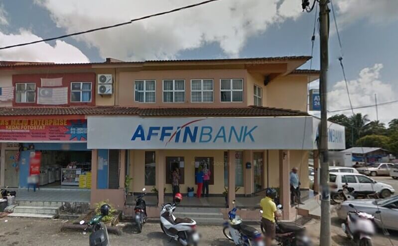 Pandangan luar bangunan cawangan AFFIN BANK Jeli dua tingkat dengan beberapa buah motosikal diletakkan di bahagian hadapan