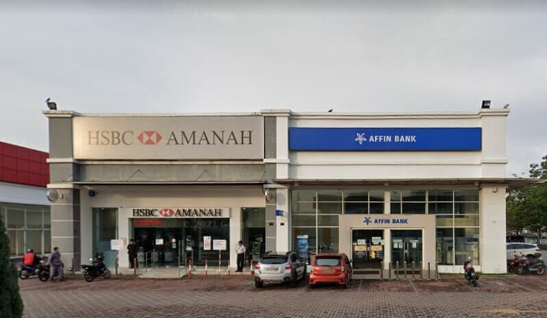 Pemandangan hadapan cawangan bank HSBC Amanah dan Affin Bank Juru yang terletak bersebelahan di sebuah bangunan komersial.
