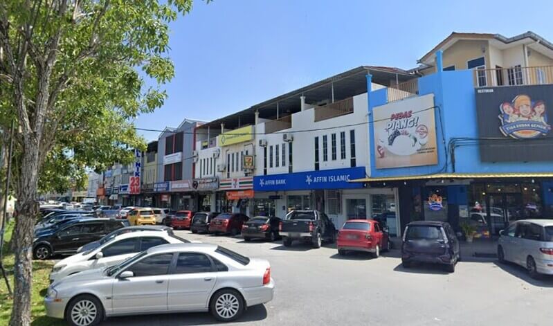 Deretan kedai dua tingkat di kawasan perbandaran yang menempatkan cawangan AFFIN Bank Kangar dan AFFIN Islamic, lengkap dengan deretan kenderaan yang diletakkan di hadapannya.