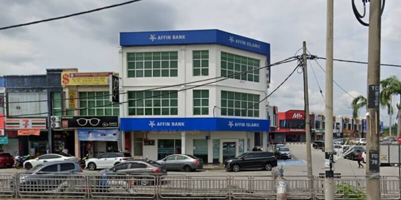 Bangunan tiga tingkat cawangan Affin Bank Kulim dan Affin Islamic di sudut jalan dengan papan tanda biru dan tingkap kaca panel hijau