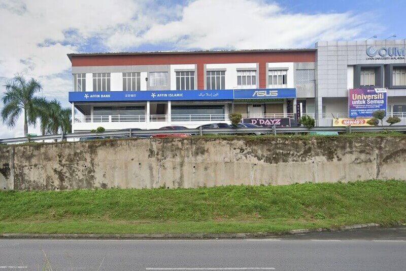 Sebuah bangunan komersial dua tingkat di Lahad Datu yang menampilkan cawangan Affin Bank, Affin Islamic, ASUS service center dan Open University Malaysia (OUM)