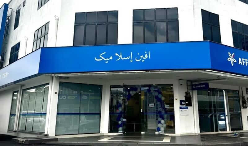 Pemandangan luar cawangan Affin Bank Mentakab dan Affin Islamic dengan papan tanda biru, tulisan Jawi, serta belon hiasan di pintu masuk