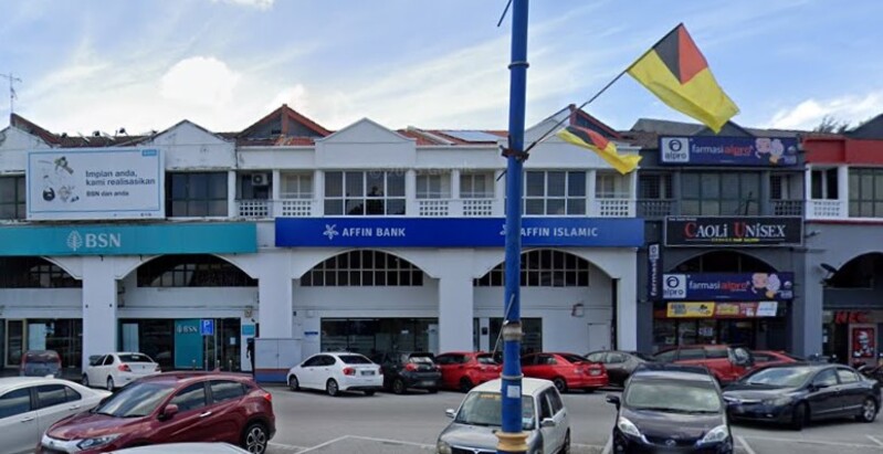 Barisan kedai dua tingkat di Malaysia dengan cawangan Affin Bank di Port Dickson dan Affin Islamic di bahagian tengah, bersebelahan bank BSN dan Farmasi Alpro, dengan kenderaan diletakkan di bahagian hadapan