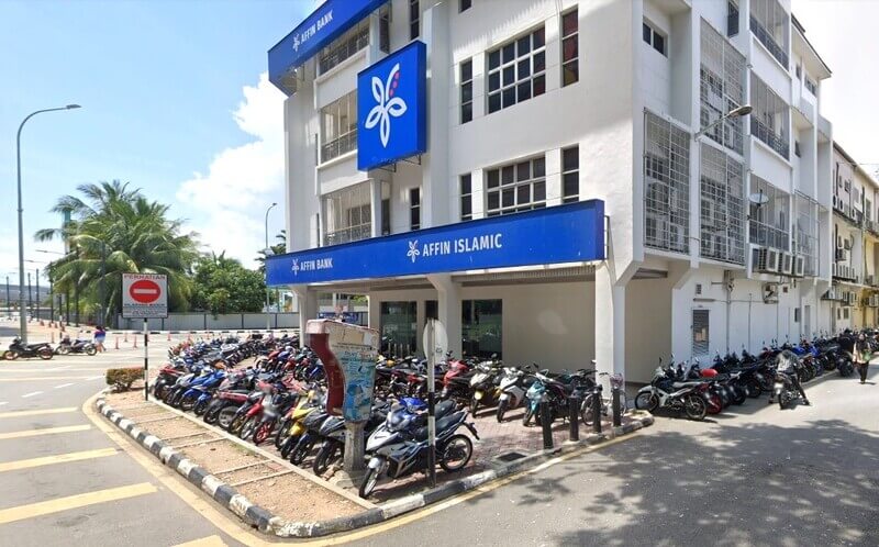 Pandangan luar bangunan Affin Bank dan cawangan Affin Islamic di Seberang Jaya, menampilkan papan tanda biru yang menonjol dan deretan motosikal yang diletakkan di latar depan pada hari yang cerah