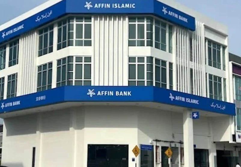 Pemandangan luar sudut bangunan komersial yang menempatkan AFFIN BANK dan AFFIN ISLAMIC, dengan papan tanda biru dan beberapa tingkap