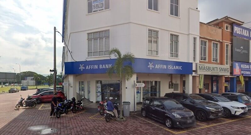 Bangunan cawangan AFFIN Bank di Senawang dan AFFIN ISLAMIC tiga tingkat di lot kedai sudut dengan kenderaan diletakkan di hadapannya