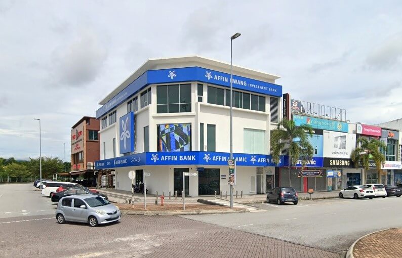 Bangunan sudut tiga tingkat putih moden di Seremban 2 yang menampilkan papan tanda biru terkemuka untuk Affin Bank, Affin Islamic dan Affin Hwang Investment Bank