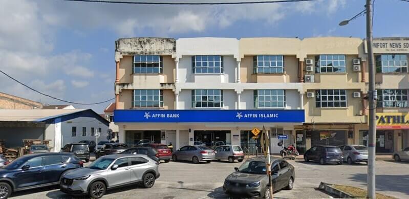 Bangunan kedai tiga tingkat yang menempatkan cawangan AFFIN Bank Sitiawan dan Affin Islamic di Sitiawan dengan deretan kereta diletakkan di bahagian hadapan