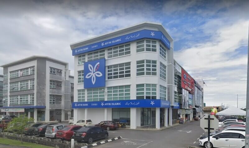 Bangunan cawangan Affin Bank di Springville Commercial Centre dengan ruang tempat letak kereta di hadapannya.