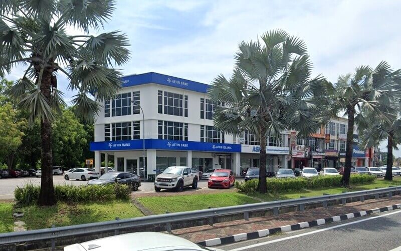 Pandangan luar cawangan Affin Bank dan Affin Islamic di Sungai Petani, bangunan sudut tiga tingkat berwarna putih dengan papan tanda biru