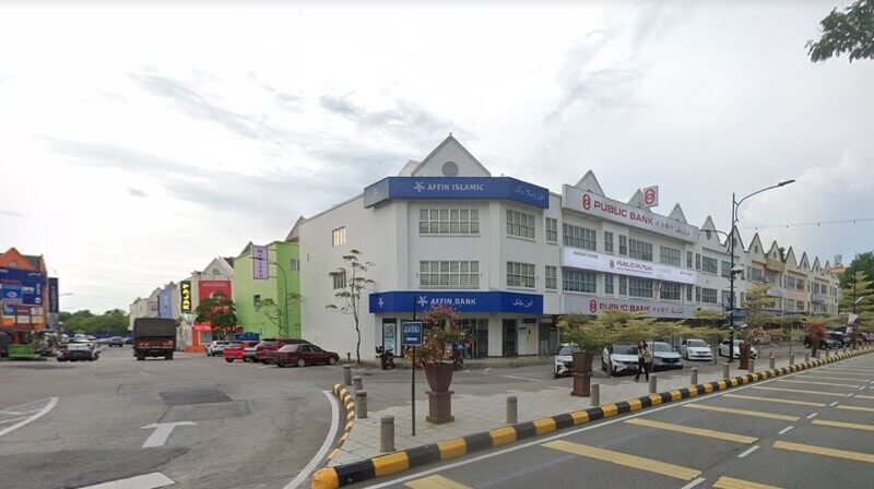 Bangunan kedai dua tingkat di persimpangan jalan yang menempatkan cawangan Affin Bank Temerloh, Affin Islamic, dan Public Bank