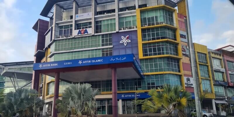 Pandangan luar bangunan cawangan Affin Bank dan Affin Islamic yang moden bertingkat-tingkat di iCOM Square.