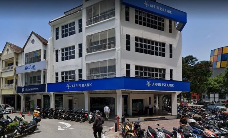 Pandangan luar bangunan cawangan Affin Islamic dan Affin Bank di Seberang Jaya, menampilkan papan tanda biru yang menonjol dan deretan motosikal yang diletakkan di latar depan pada hari yang cerah.