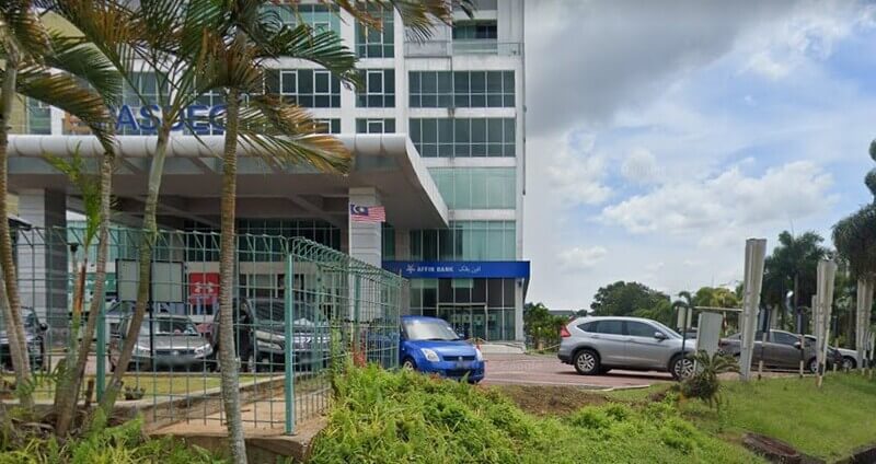 Pemandangan luar bangunan cawangan Affin Bank Kuantan dengan beberapa buah kereta diletakkan di kawasan tempat meletak kereta di hadapan bangunan