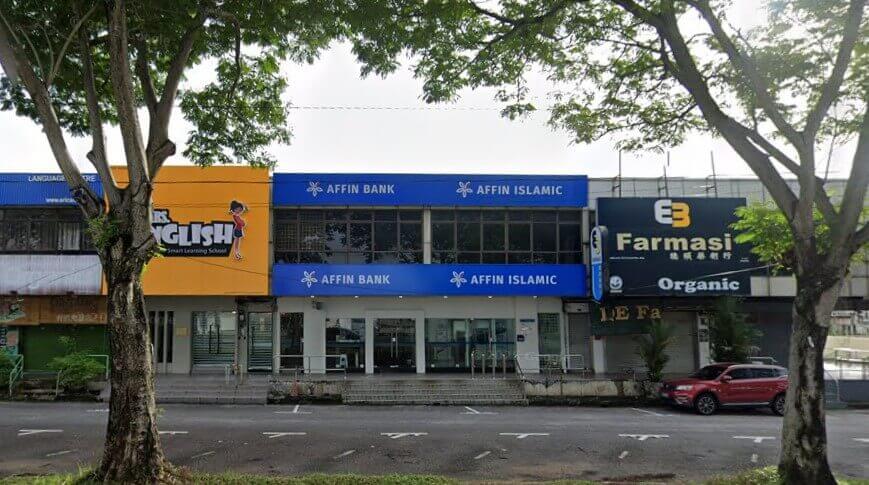 Pandangan hadapan cawangan Affin Bank Ipoh Garden dan Affin Islamic dua tingkat dengan papan tanda biru, terletak di sebelah pusat pembelajaran English dan sebuah farmasi di kawasan rumah kedai.