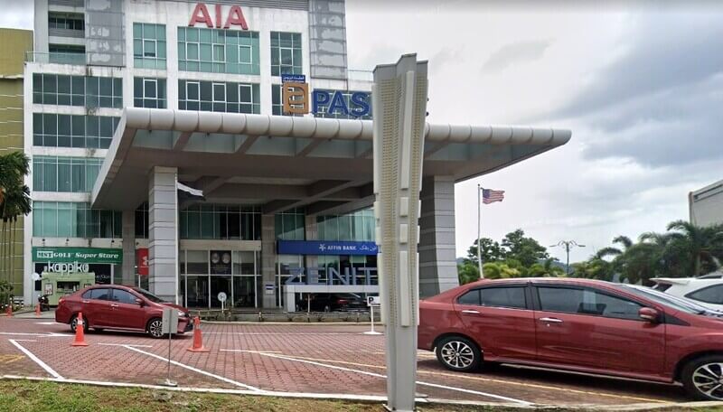 Pintu masuk luar Zenith Corporate Square di Kuantan, menampilkan cawangan Affin Bank, papan tanda AIA dan MST Golf Super Store di bawah konkrit yang tidak terjual yang besar