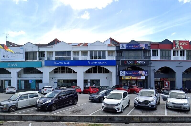 Pandangan luar Affin Bank dan cawangan Affin Islamic di Port Dickson, terletak di deretan rumah kedai komersial dengan kereta diletakkan di latar depan