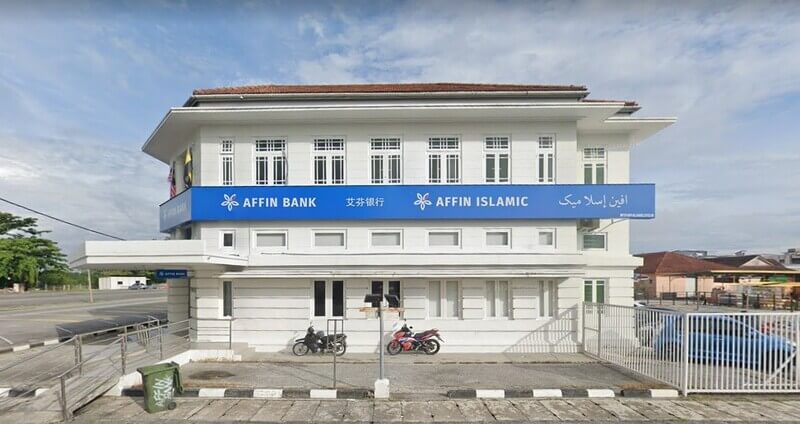 Sebuah bangunan gaya kolonial putih dua tingkat menempatkan cawangan Affin Bank Teluk Intan di sudut jalan di Teluk Intan, menampilkan sepanduk korporat biru dan bumbung berjubin merah
