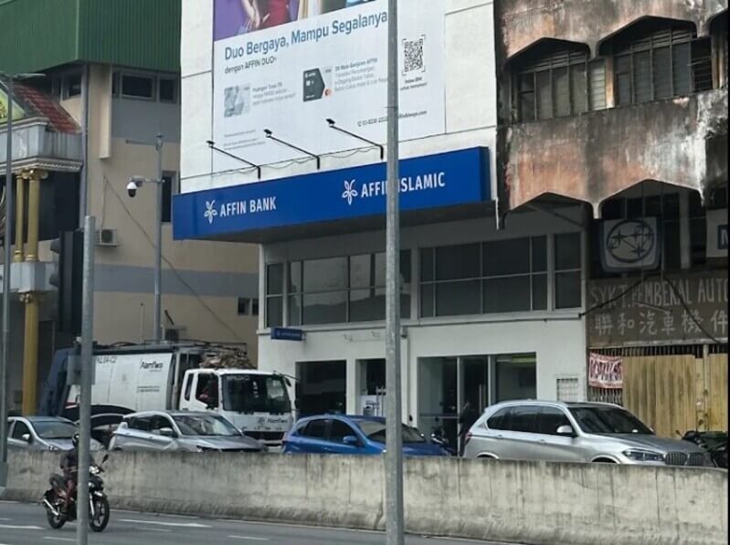 Bangunan cawangan AFFIN Bank Batu Cantonment dan AFFIN ISLAMIC di tepi jalan raya dengan lalu lintas kenderaan.