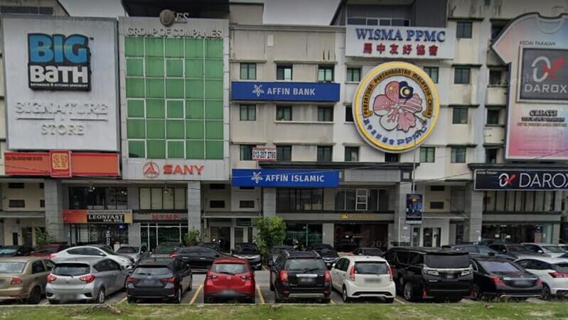 Pemandangan depan deretan kedai komersial yang menempatkan cawangan Affin Bank Fraser, Affin Islamic, Wisma PPMC, Big Bath, dan beberapa premis perniagaan lain dengan kawasan tempat letak kereta awam di hadapannya