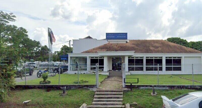 Pemandangan hadapan cawangan AFFIN Bank Jengka dengan papan tanda biru, laluan bertangga, dan halaman berumput